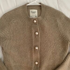 Abercrombie & Fitch Pearl Button Cropped Cardigan
